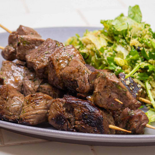 PINCHOS DE CARNE Y COUS COUS CON VEGETALES SALTEADOS