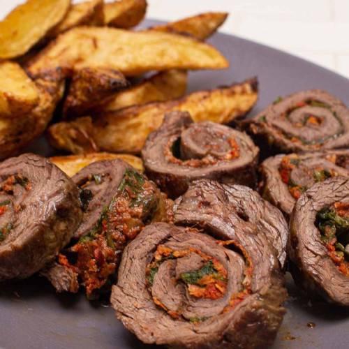 ROLLS DE ENTRAÑA Y ESPINACA CON PAPAS CUÑAS