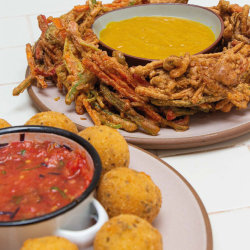 BUÑUELOS DE VEGETALES Y CROQUETAS DE ARROZ CON QUESO