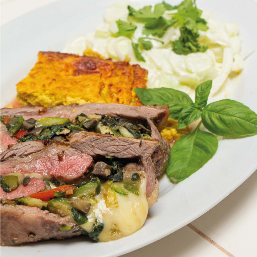 CIMA RELLENA CON CHIPA GUAZÚ Y ENSALDA DE PEPINOS Y CREMA