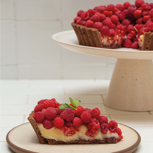 TARTA DE CHOCOLATE CON CREMA Y FRAMBUESAS