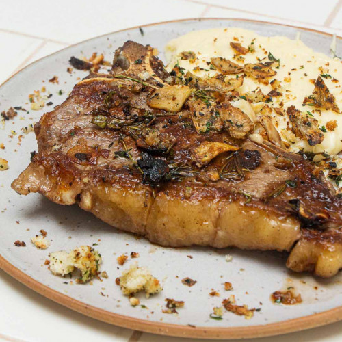 BIFES ANGOSTOS CON PURÉ A LA MUZZARELLA Y CROCANTE DE PAPAS