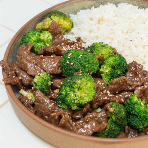 CARNE SALTEADA CON BRÓCOLI ACOMPAÑADO DE ARROZ