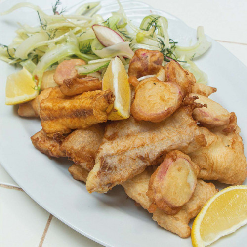 PESCADO FRITO CON ENSALADA