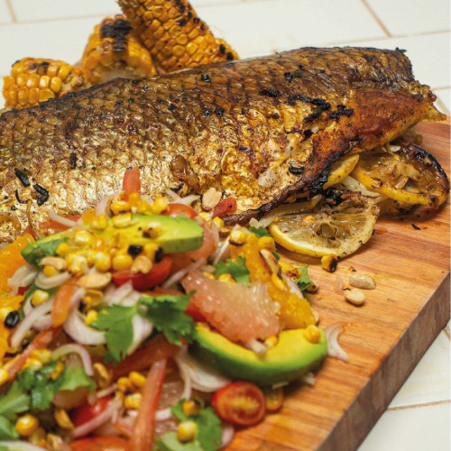 PESCADO DE RÍO RELLENO Y ASADO CON ENSALADA