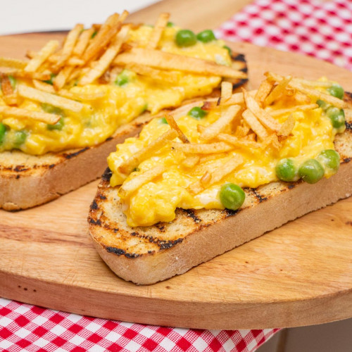 TOSTÓN CON REVUELTO DE ARVEJAS