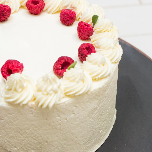 TORTA DE CHOCOLATE BLANCO Y FRAMBUESA