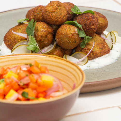 FALAFEL CON ENSALADA Y PAN PITA