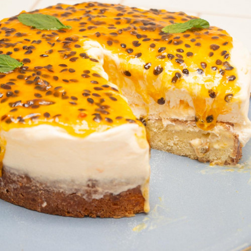 TORTA HELADA DE BROWNIE DE CHOCOLATE BLANCO Y MARACUYÁ