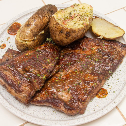 ENTRAÑA CROCANTE CON PAPAS RELLENAS A LA PARRILLA