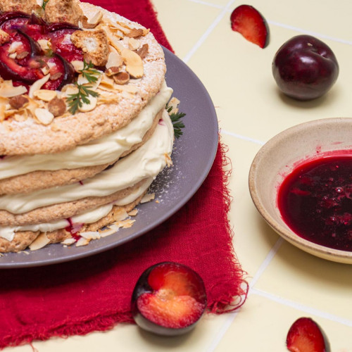 TORTA DE MERENGUE DE COCO CON CIRUELAS