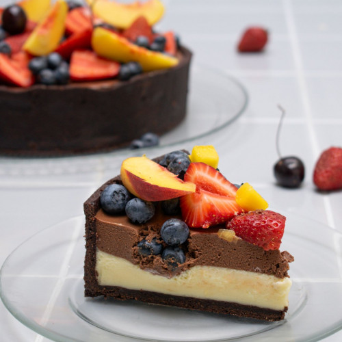 TORTA DOBLE CHOCOLATE Y FRUTA FRESCA