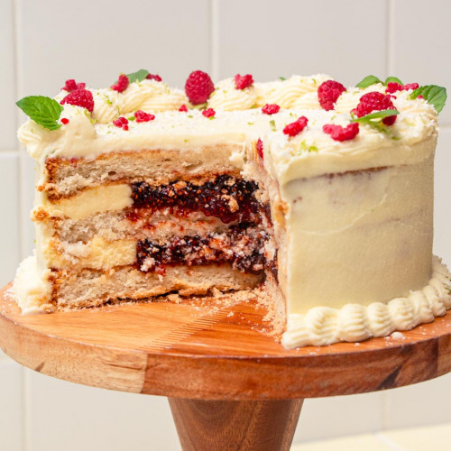 TORTA DE COCO, CHOCOLATE BLANCO, LIMA Y FRAMBUESAS