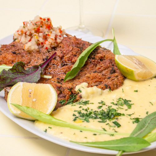 MILANESA CON HUESO, VOLCÁN DE PAPA Y CRIOLLA PATAGÓNICA