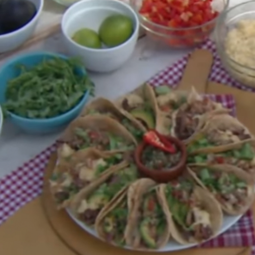 Tacos de entraña con salsa criolla