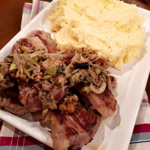 Bifes de cuadril con polenta y coliflor