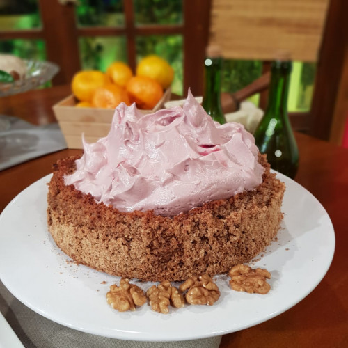 Torta húmeda de nuez y merengue de vino