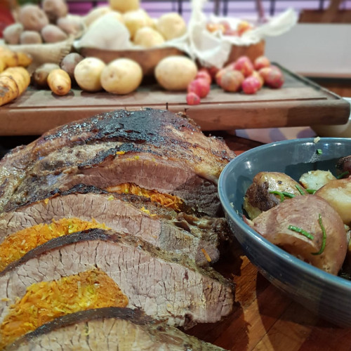 Tapa de asado rellena y ensalada de papines