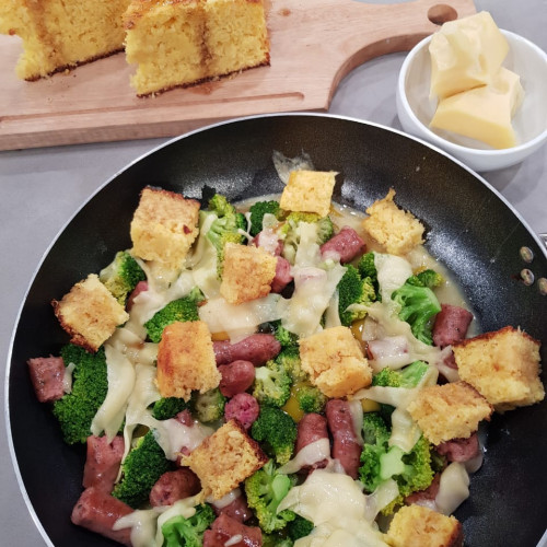 Pan de maíz con salchicha parrillera