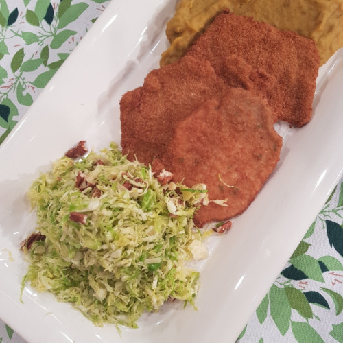 Milanesas de cerdo con ensalada de repollitos y puré