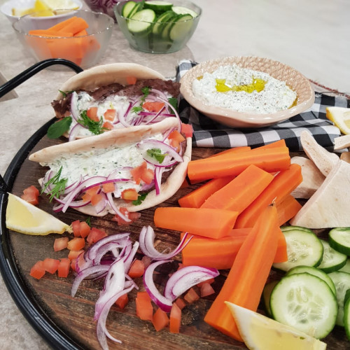 Gyros de cordero con tzatziki