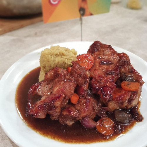 Bondiola a la cerveza con puré de batatas