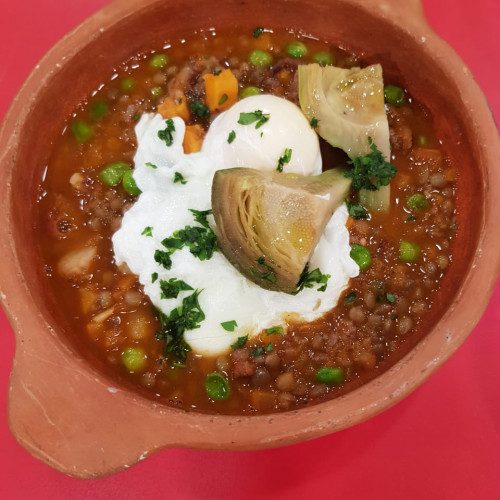 Guiso de lentejas con huevo y alcaucil