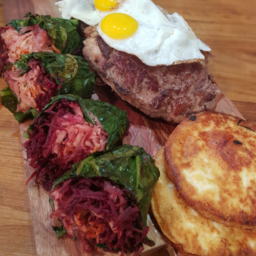 Bife de chorizo con roll de verdura