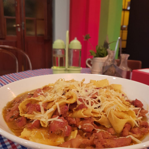 Pasta con estofado de cabrito