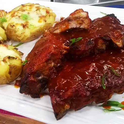 Ribs a la barbacoa con papas rellenas