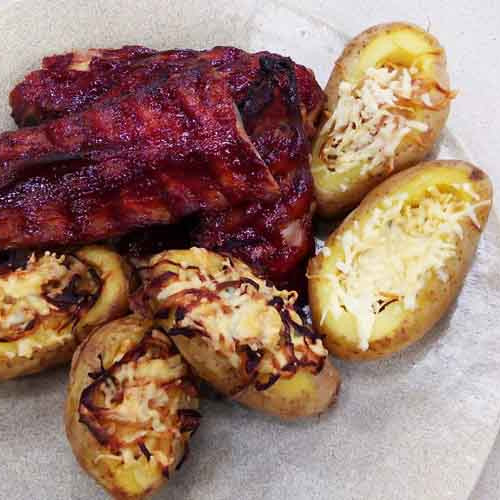 Ribs barbacoa con papas rellenas de cebollas caramelizadas