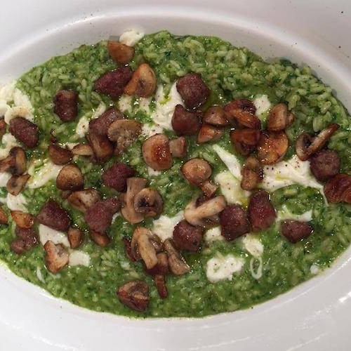 Risotto de hongos y salchichas al pesto de espinaca