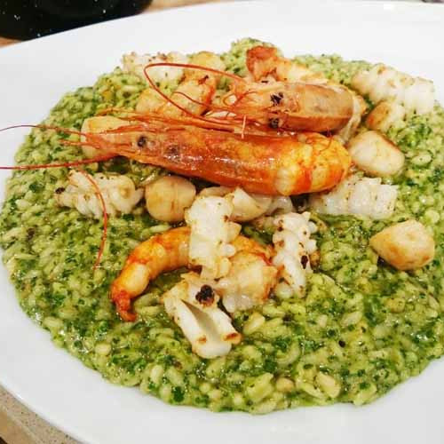 Risotto verde con frutos de mar