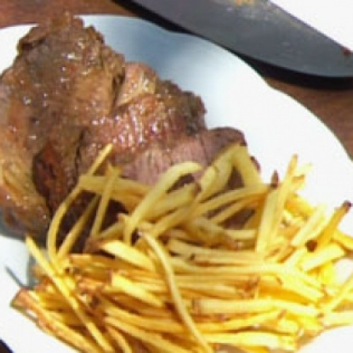 Roast beef al horno de barro con papas fritas