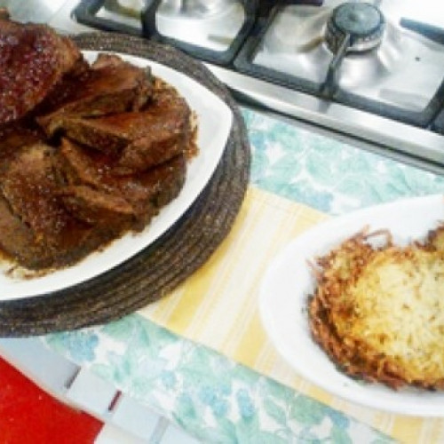 Roast beef al vino tinto con papas rosti