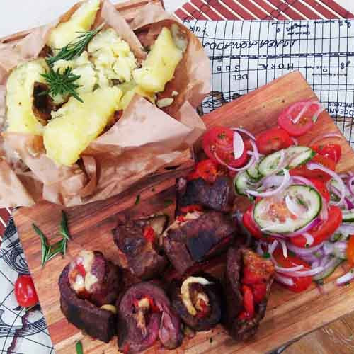 Rolls de entraña “súper espeshial” con papas aplastadas