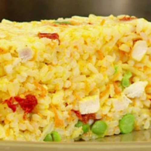 Rosca de arroz y pollo fresca para el calor