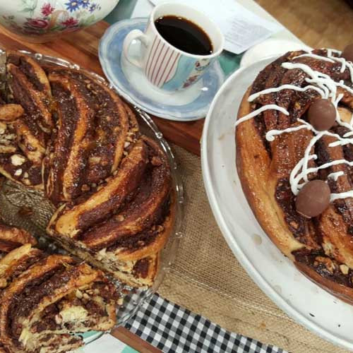 Rosca de Pascua trenzada rellena de avellanas, nueces y almendras