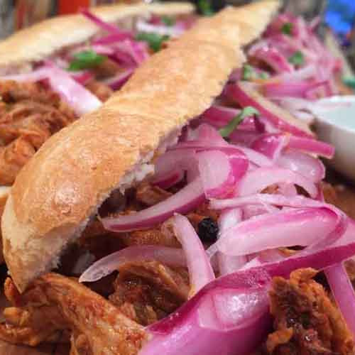 Sándwich de cochinita pibil por Raúl Bravo