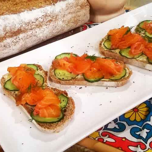 Salmón gravlax en brusquetas