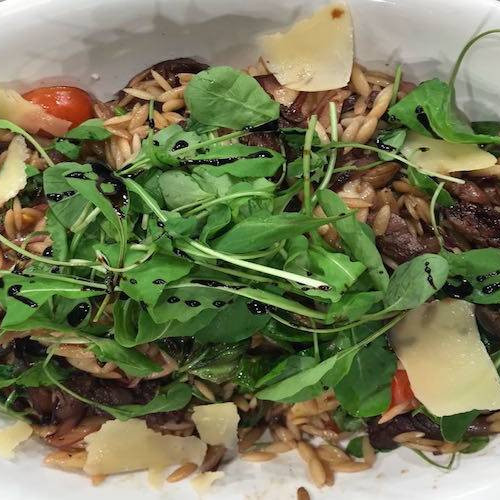 Saltado de entraña y fideos a la italiana