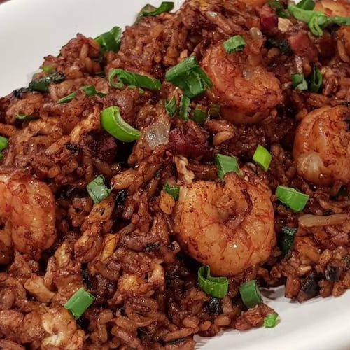 Salteado de langostinos y panceta con arroz