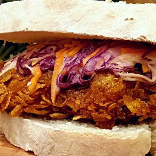 Sándwich de pollo frito en pan casero