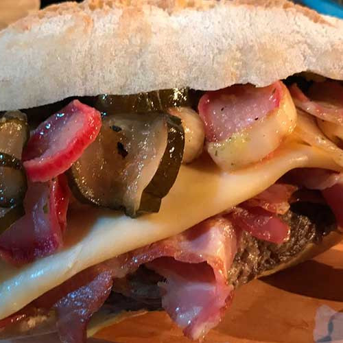 Sándwiches de ojo de bife completos a la chapa