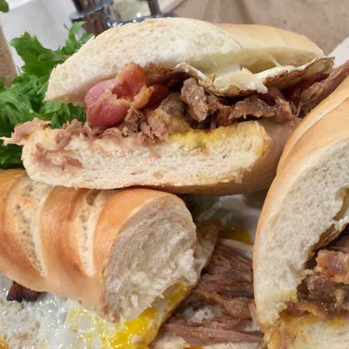 Sándwiches de roast beef braseado a la naranja con aderezo de mostaza y miel