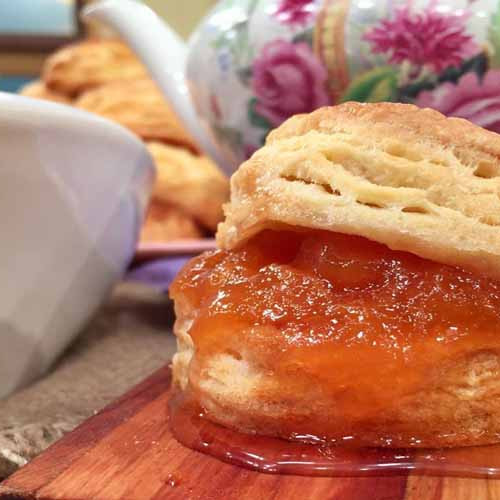 Scons tiernos con mermelada de duraznos