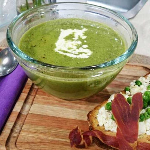 Sopa crema de arvejas con brusquetas de ricota y jamón crudo