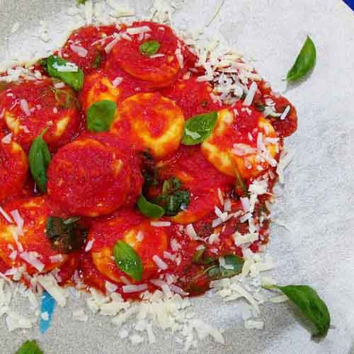 Sorrentinos de jamón y mozzarella con salsa de albahaca