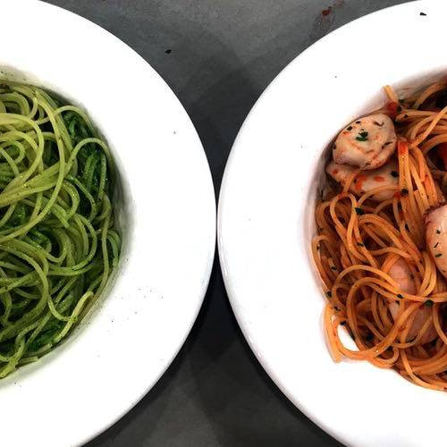 Spaghetti con pesto y con puttanesca reversionada