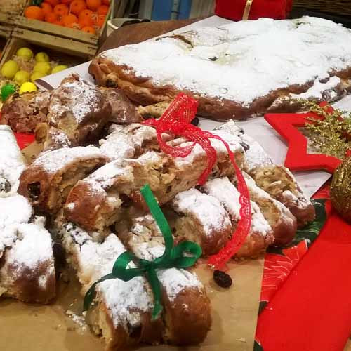 Stollen navideño relleno con mazapán